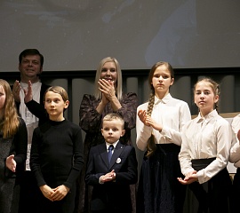 За то, что отстояли Ленинград