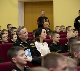 За то, что отстояли Ленинград