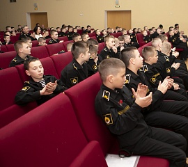 За то, что отстояли Ленинград