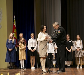 За то, что отстояли Ленинград